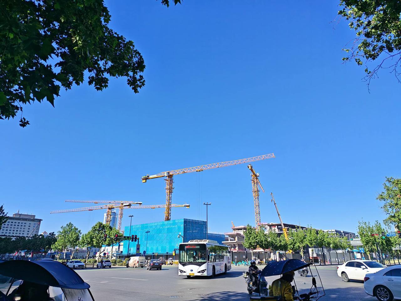 西安太古里作为全国规模最大的太古里正在揭开其神秘的面纱。
今天路过南稍门，建设热