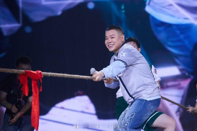 岳云鹏非要唱演唱会厦门站 小岳岳在台上说，厦门天气好、东西好吃、人热情，来了好几