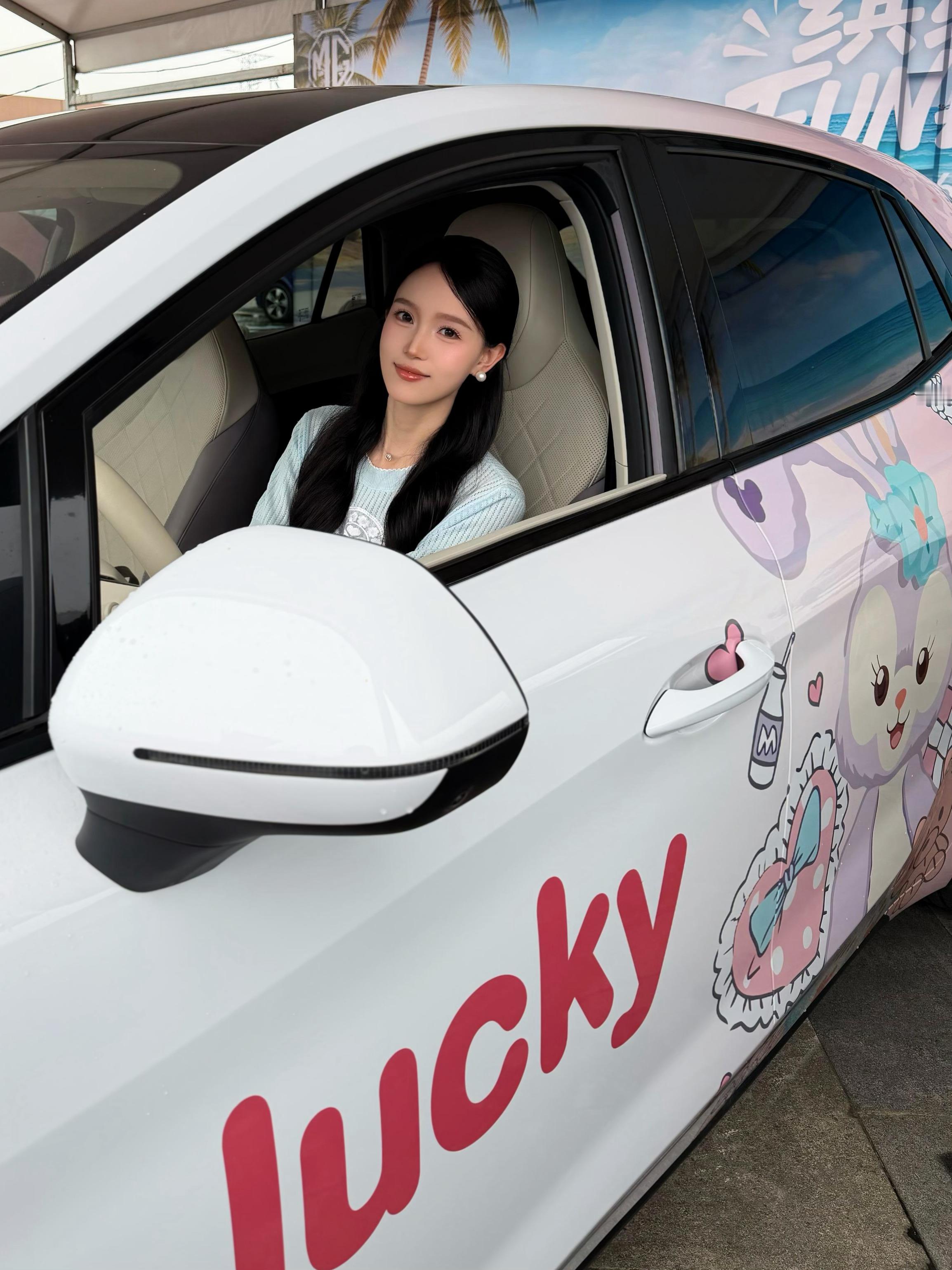 星黛露女孩偶遇本命车……完全萌物来的！感觉坐进去心情也变得美滋滋啦