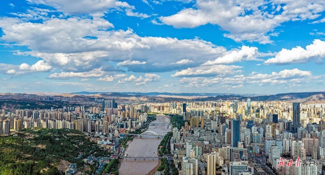 【黄河奔涌润陇原】大河滔滔，奔流不息；九曲蜿蜒，泽润陇原。黄河在甘肃省两进两出、