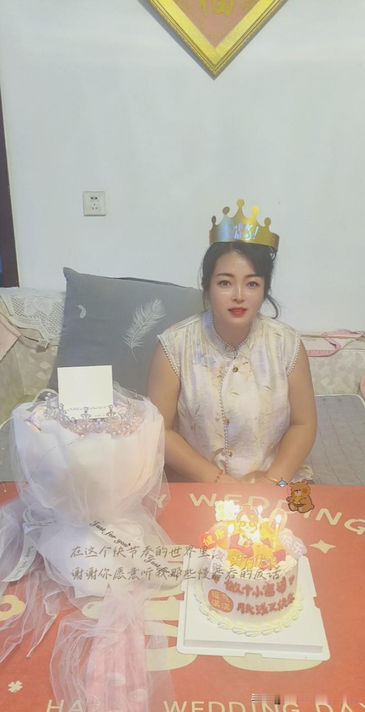 今天是我的生日，感觉生活都被喜悦的光芒笼罩着。清晨刚一睁眼，就接到了父母祝福的电
