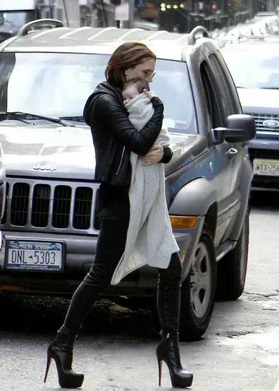 儿子公开指控：父母为保住摇钱树品牌，系统性地破坏他的婚姻。
布鲁克林·贝克汉姆的