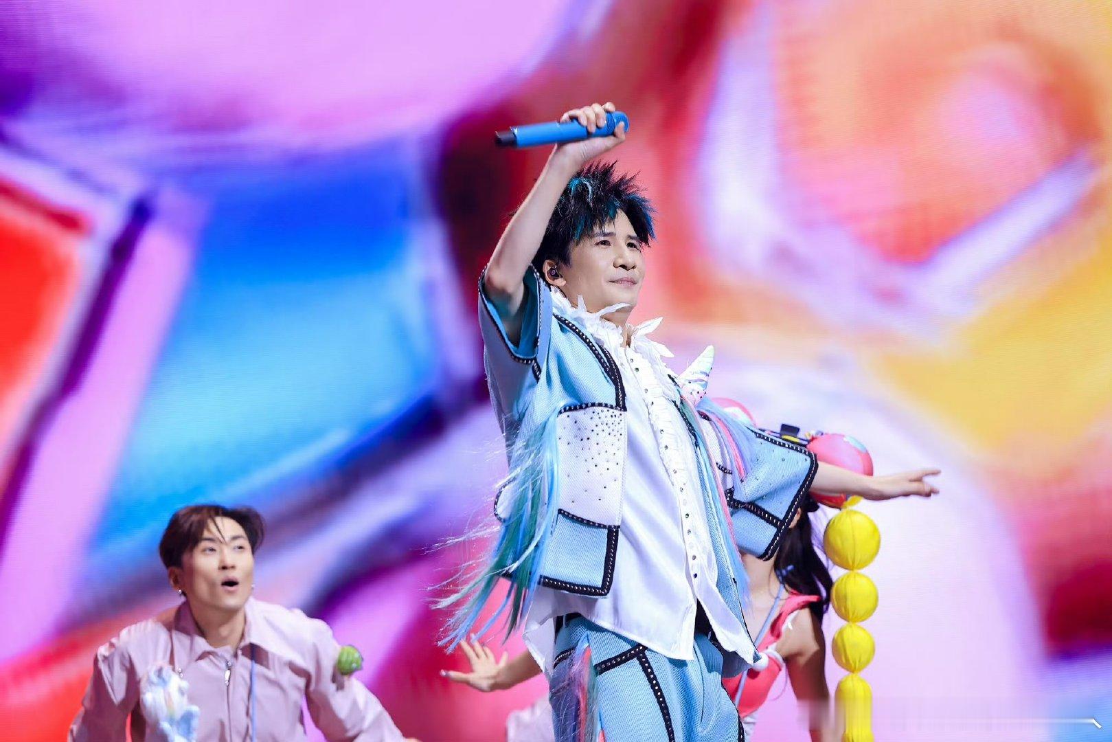 听大张伟演唱会解锁伟大人生是大张伟演唱会我们有救了 被大张伟狠狠戳中！世界催长大