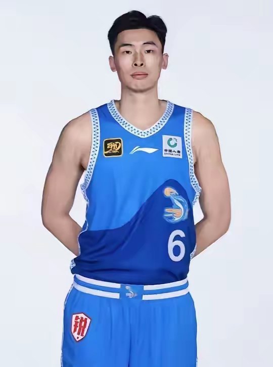 文体结合，姐弟恋！CBA福建队球员邹阳晒出爱女的照片，同时前央视主持人水均益表示