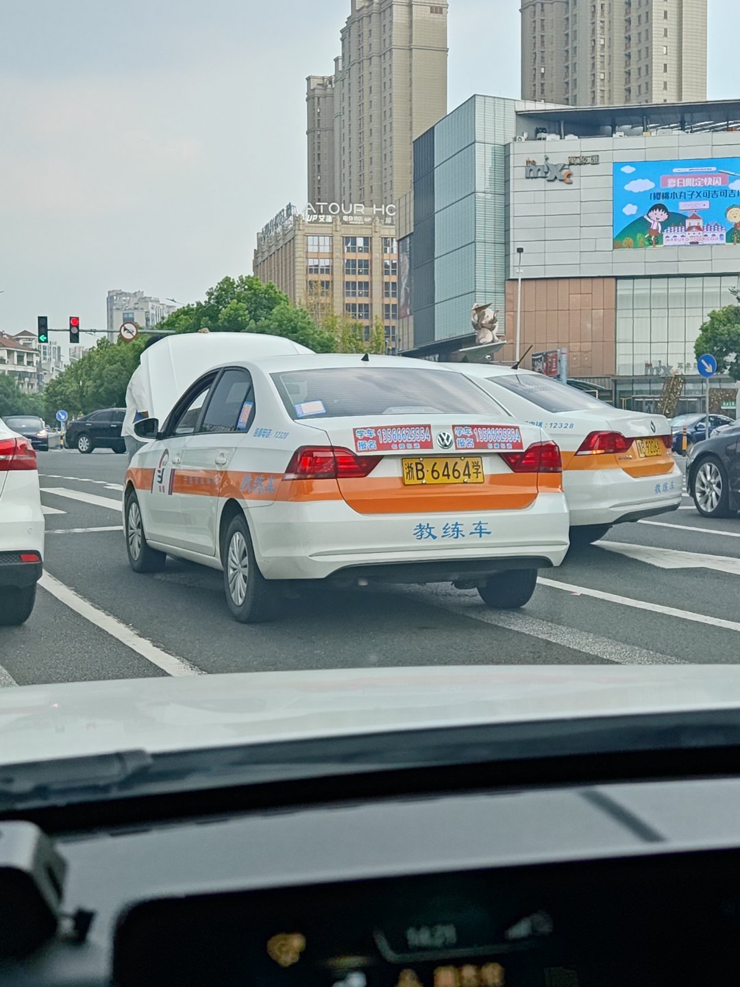 这算谁的？教练车撞了教练车学员驾照学没学出来不知道先在闹市区撞车了…… ​​​