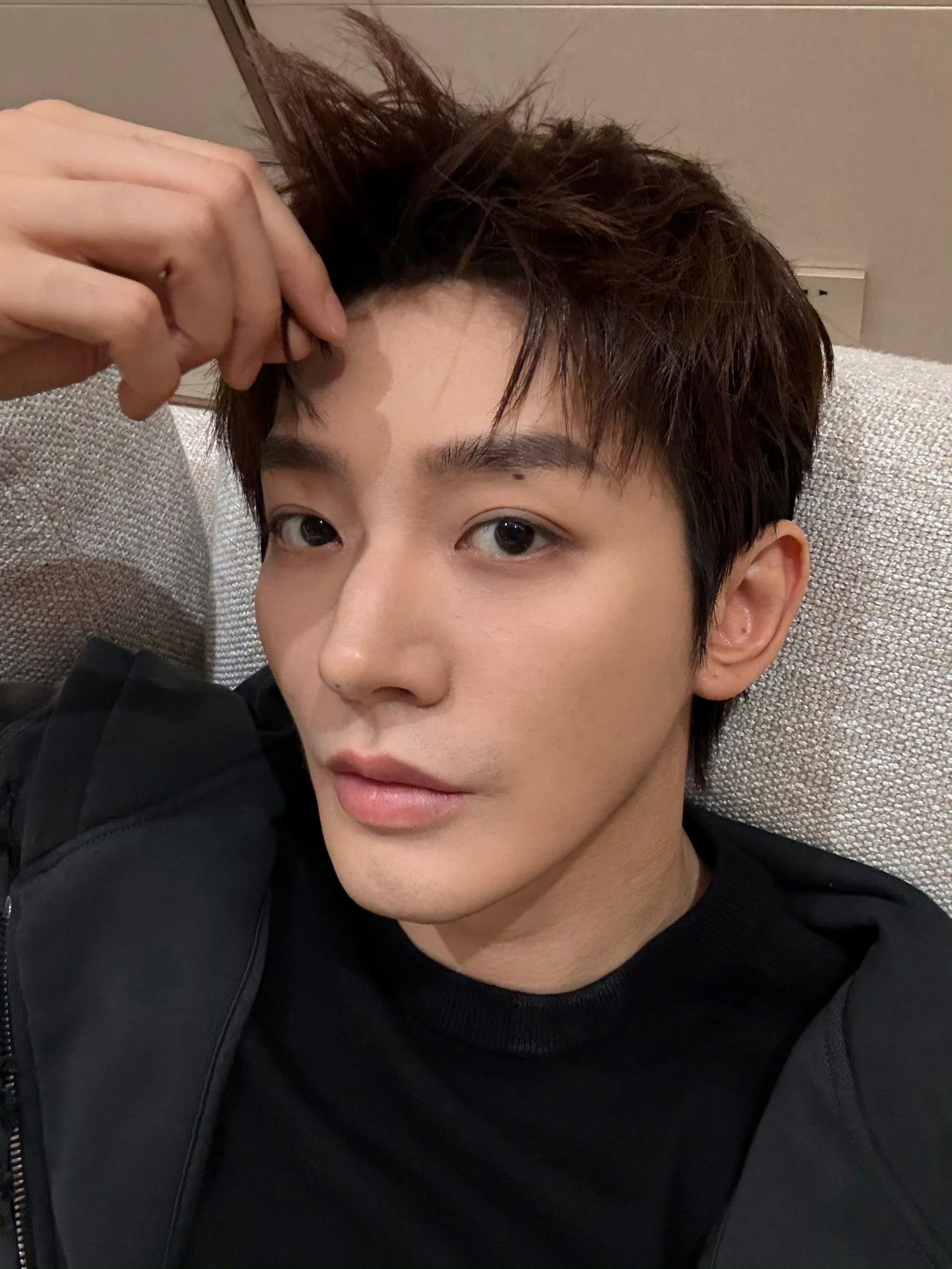 邓为营业，素颜啊，今天参加五四晚会录制，状态不错 