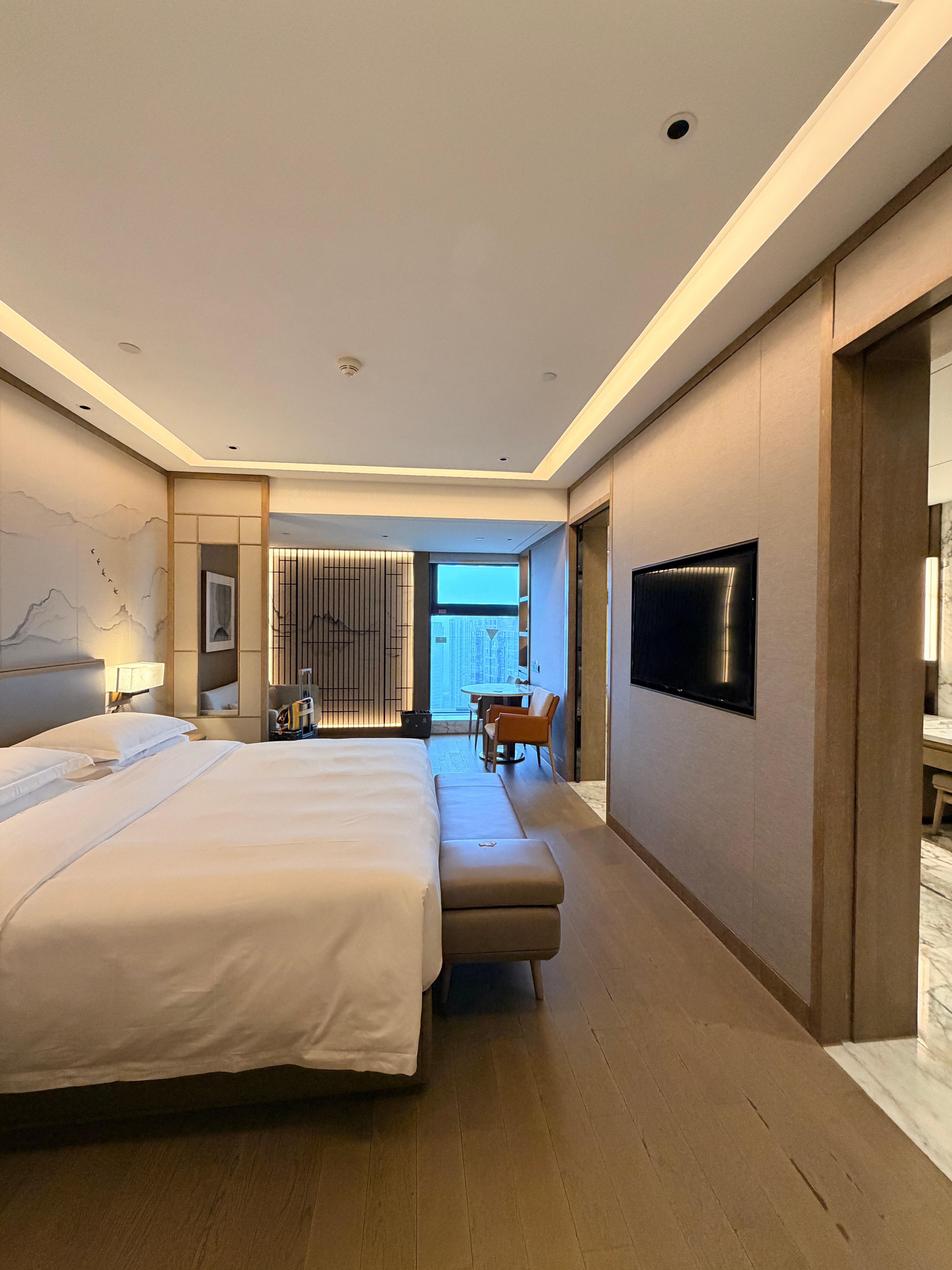 有没有跟我一样住酒店不喜欢选头尾房？不过……我被个超大的化妆间给说服了