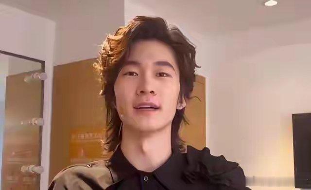 曝张亮儿子天天塌房！刚满18岁，留学早恋致女方怀孕，家长已报警麻辣烫奶爸的儿子在