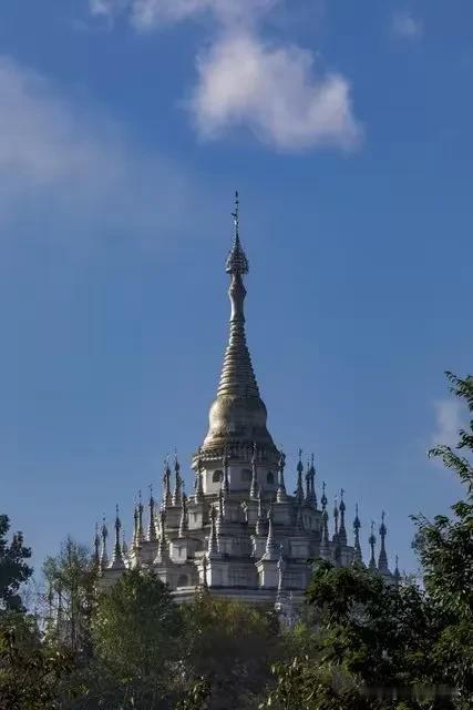 近日，目瑙纵歌于网络上迅速蹿升热度，声名远扬。其韵律若阳春白雪，婉转悠扬，宛如山