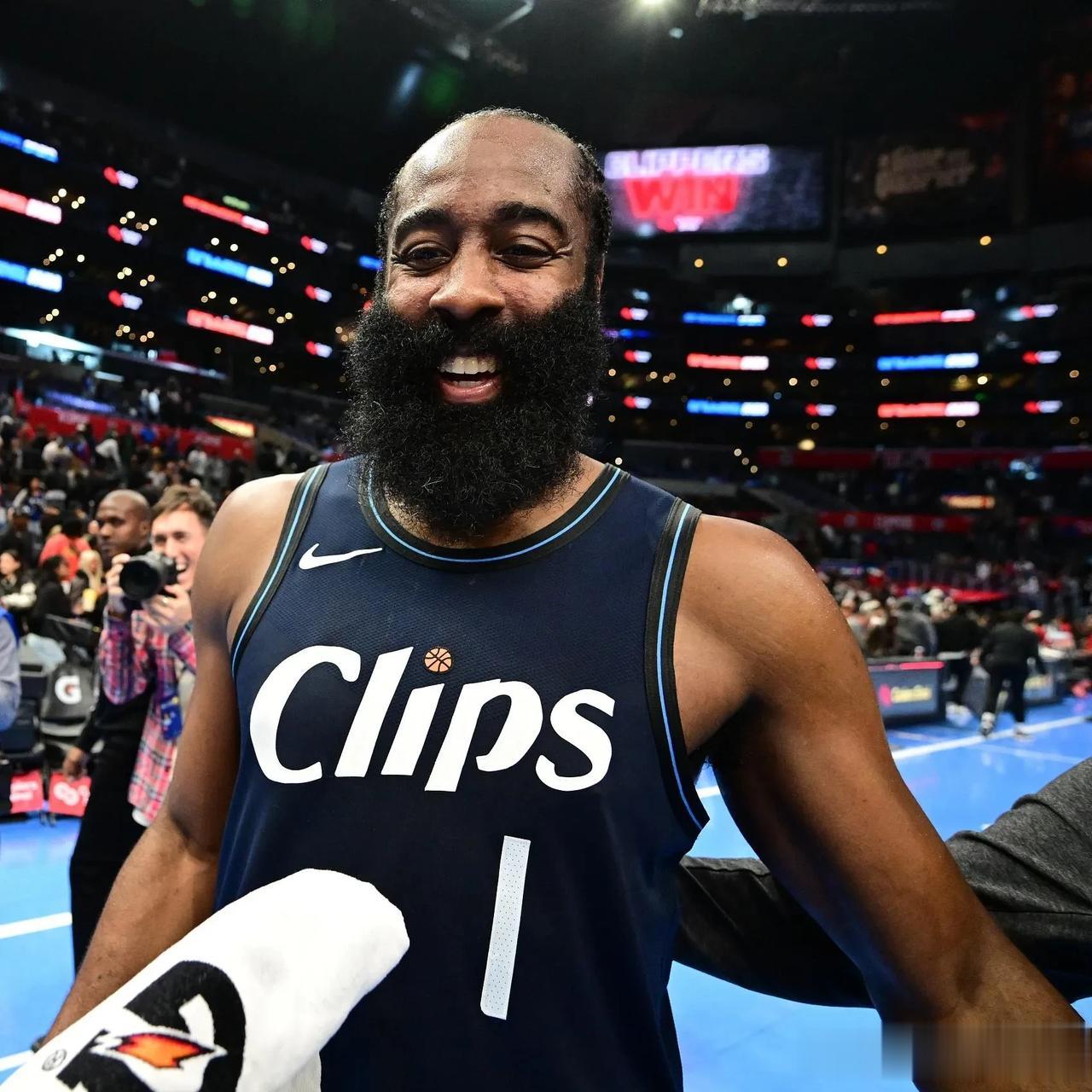 NBA，快船124-99马刺，哈登10助攻更好串联球队，必须要承认的2大事实

