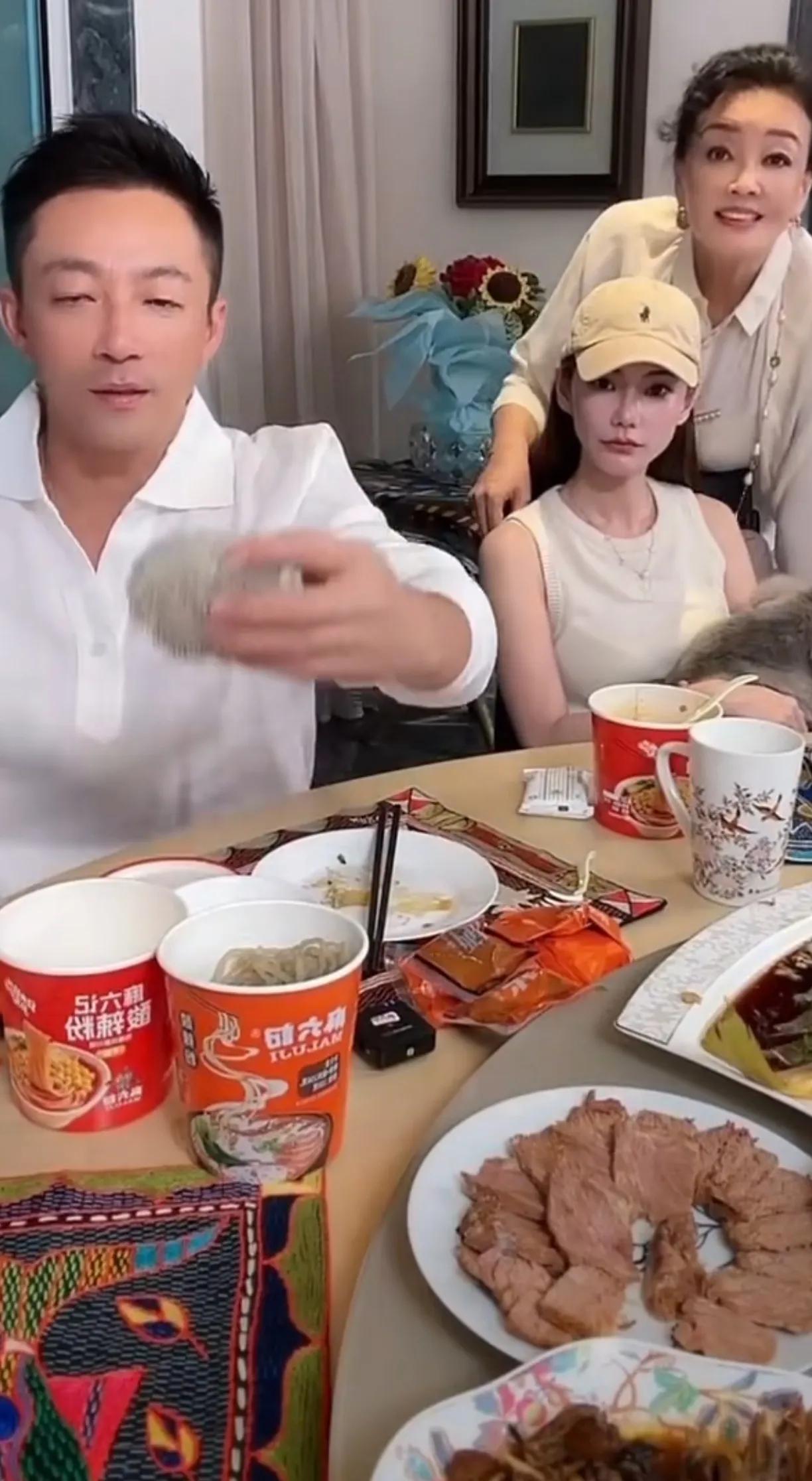 闹不愉快和好后，又是幸福的一家人。
婆婆张兰还帮儿媳妇马筱梅编辫子，像对待亲闺女