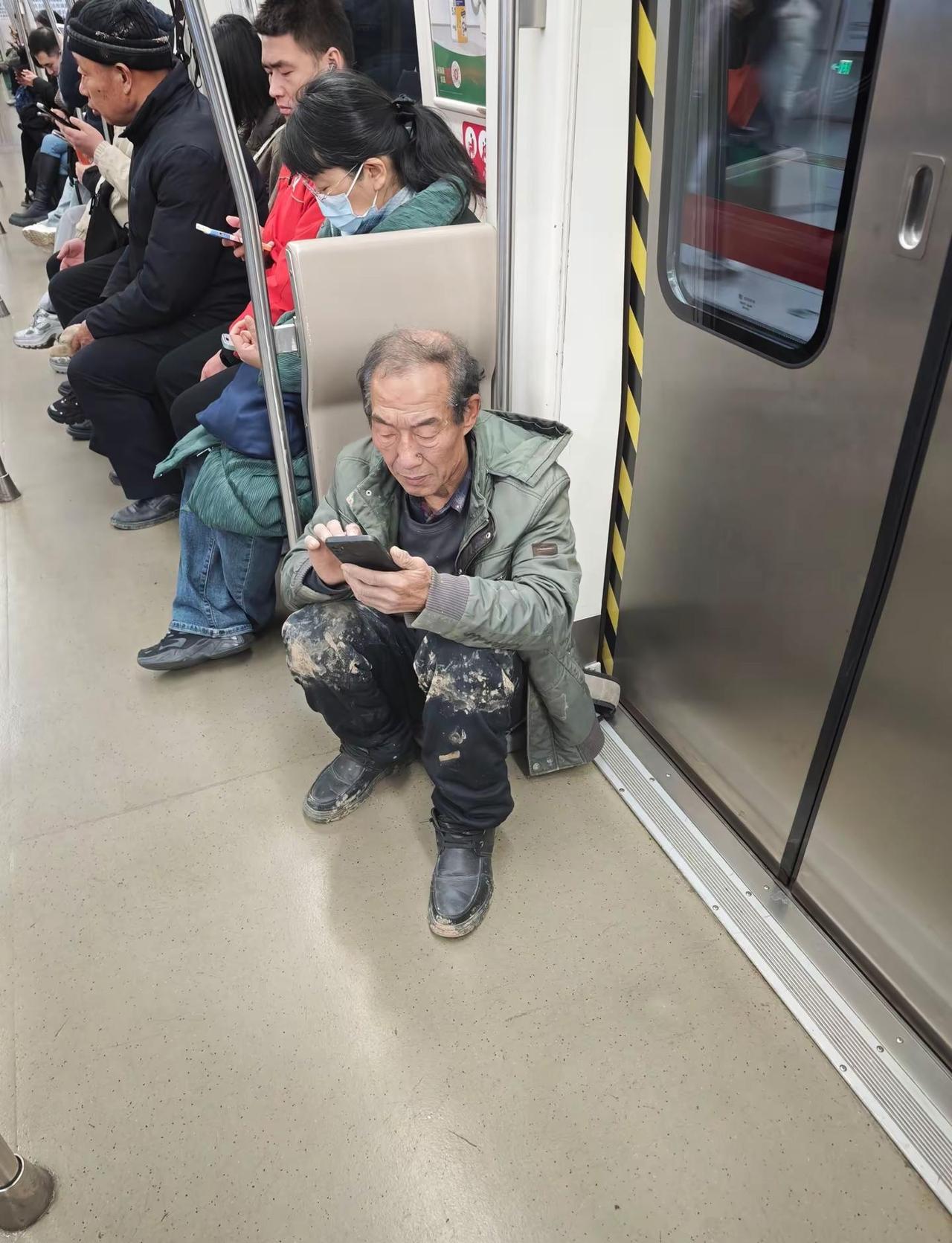 今天乘地铁时，一个和我父亲年龄相仿的民工大叔一进地铁就把包扔在地上的一个角落随地