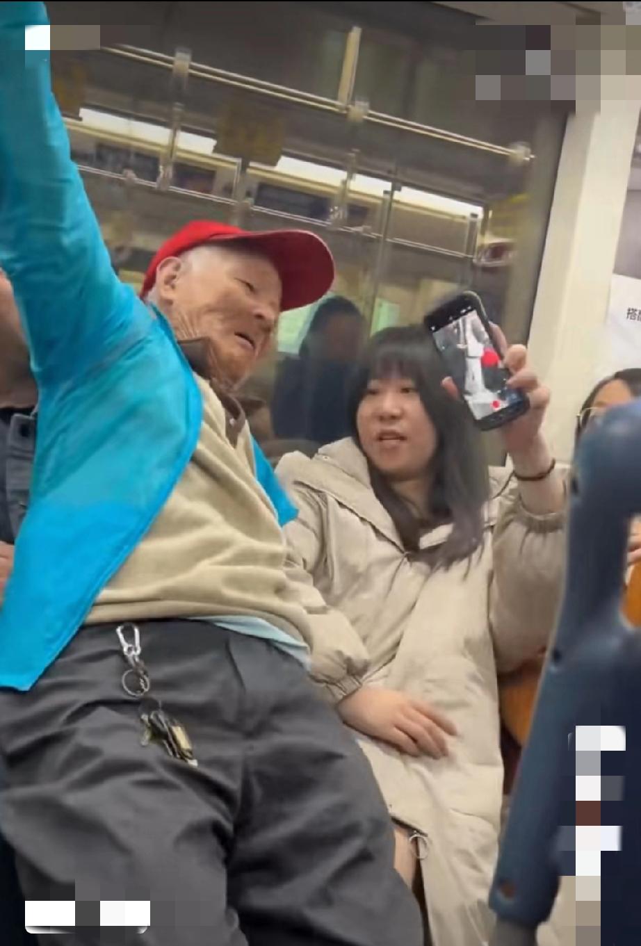 10月28日，上海。地铁9号线，一蓝衣老人没座位，有人把爱心座位让给老人，老人不