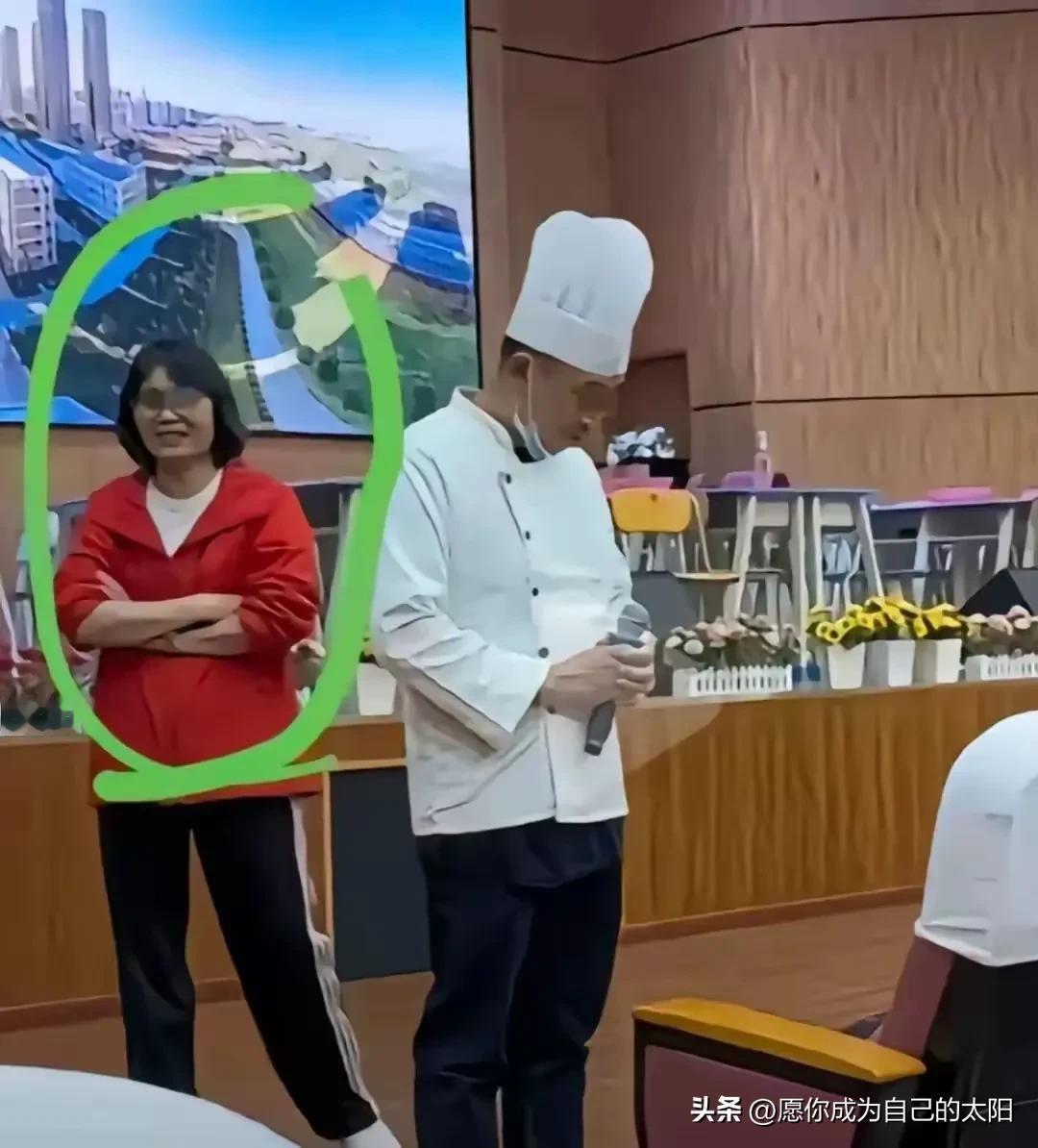 云南昆明昆明市官渡区某学校，被曝出给学生吃臭肉，引起网友的愤怒。
这个学校的校长