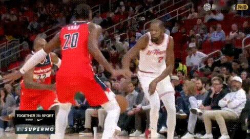 扣篮大赛吗？阿门篮板后弯弓空接！
是从界外跑进来的，我都以为够不着，结果这家伙竟