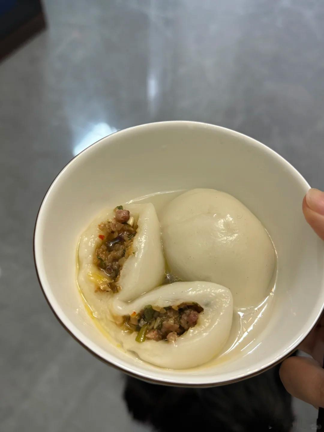 新年第一天，从一碗汤圆开始，我们那儿叫“粑”大多时候都是自己包的肉汤圆，有时候是