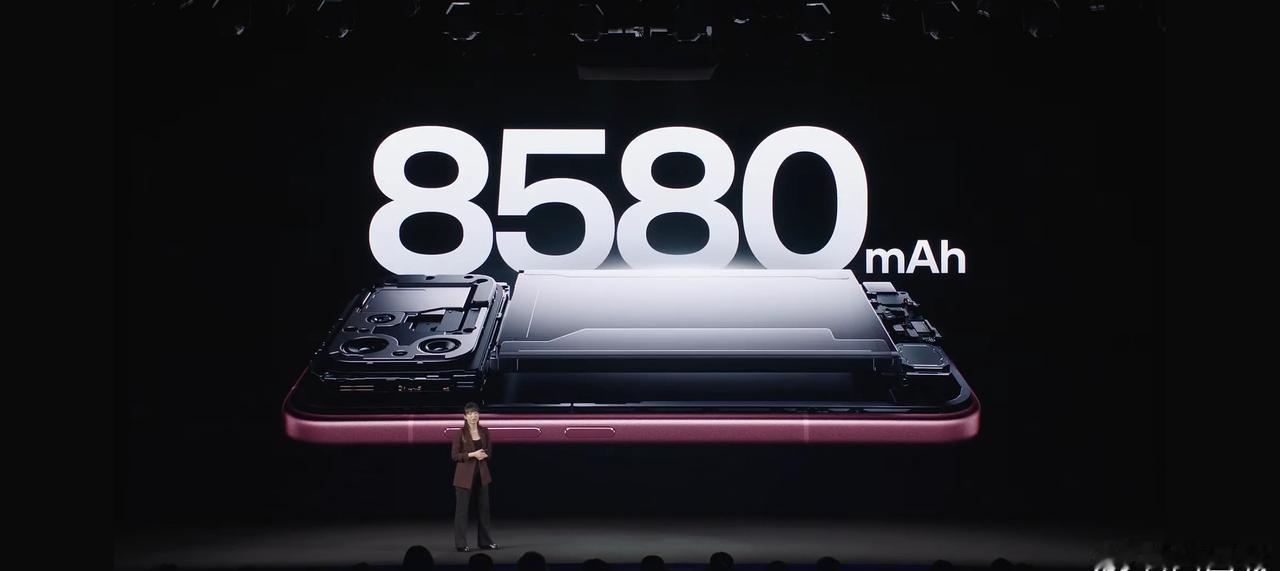 K100 Pro 配备8580mAh大电池，支持100W有线快充+50W无线快充