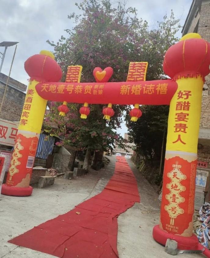 异地亲家商议婚事闹僵，酒席费用争执不休引热议

异地的两对亲家坐在一起商讨儿女婚