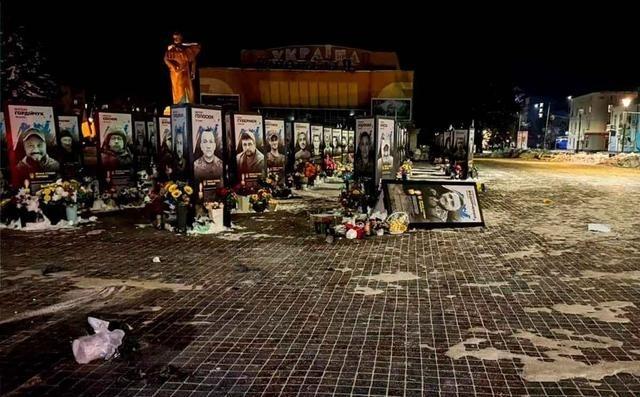 乌军阵亡将士纪念道遭厌战乌克兰女子打砸
据乌克兰媒体消息，一名女子在罗夫诺市的乌