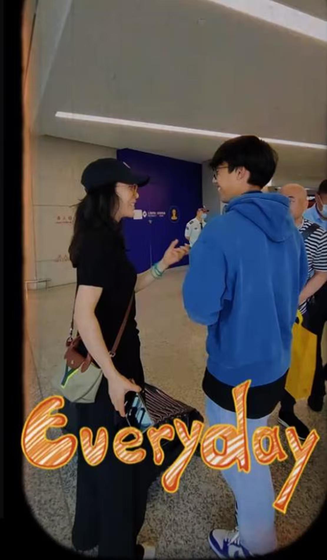 孙悦18岁的儿子，身高一米七出头，颜值随妈。
孙悦儿子Andy在国外留学回国，孙