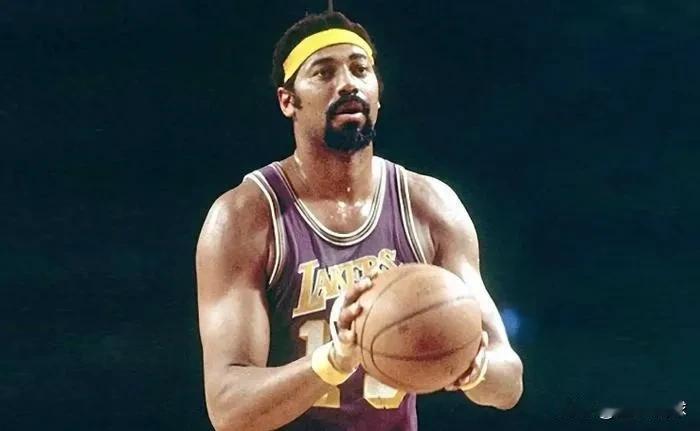 NBA五大谣言！流传已久，言之凿凿！
1、张伯伦卧推245KG。具体什么时候什么