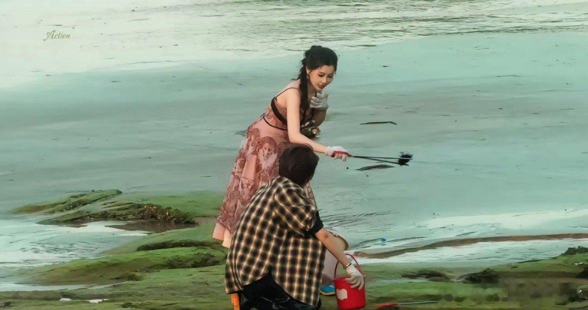 欣欣是看到我们写的丁舟杰文学里她是千金所以今天特意穿的像她早期的样子吗[泪][泪