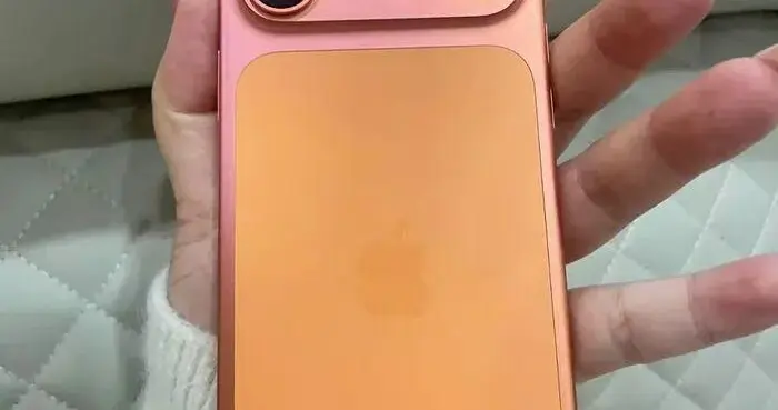“星宇橙”变“樱花粉”，多名消费者投诉iPhone 17 Pro机身褪色，苹果客服回应