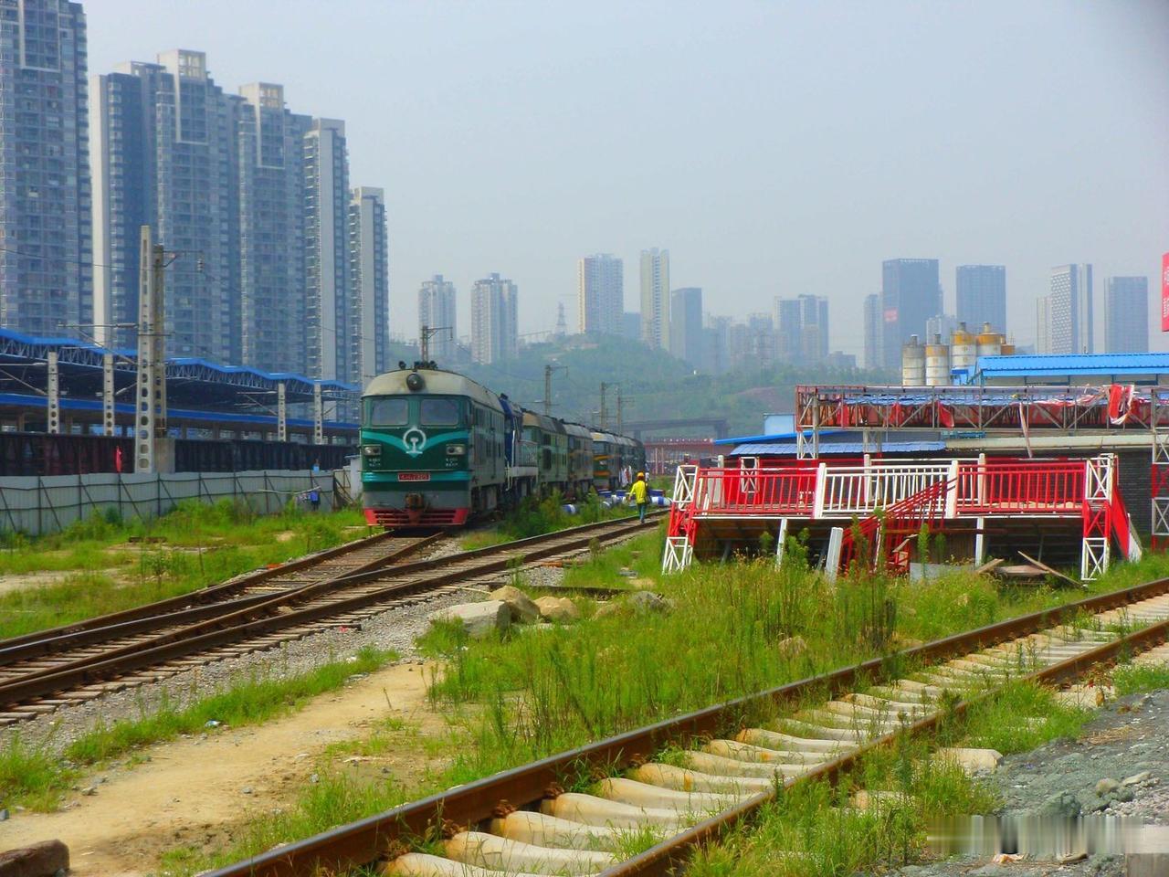 2013年在渝利铁路铺架基地所拍，工程局用的内燃机车，这是在重庆北站旁边，现在重