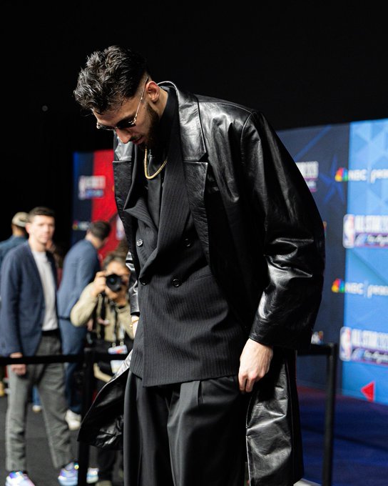 切特和亚历山大的红毯造型👇本次全明星切特将替补出战。首发是爱德华兹，马克西，布