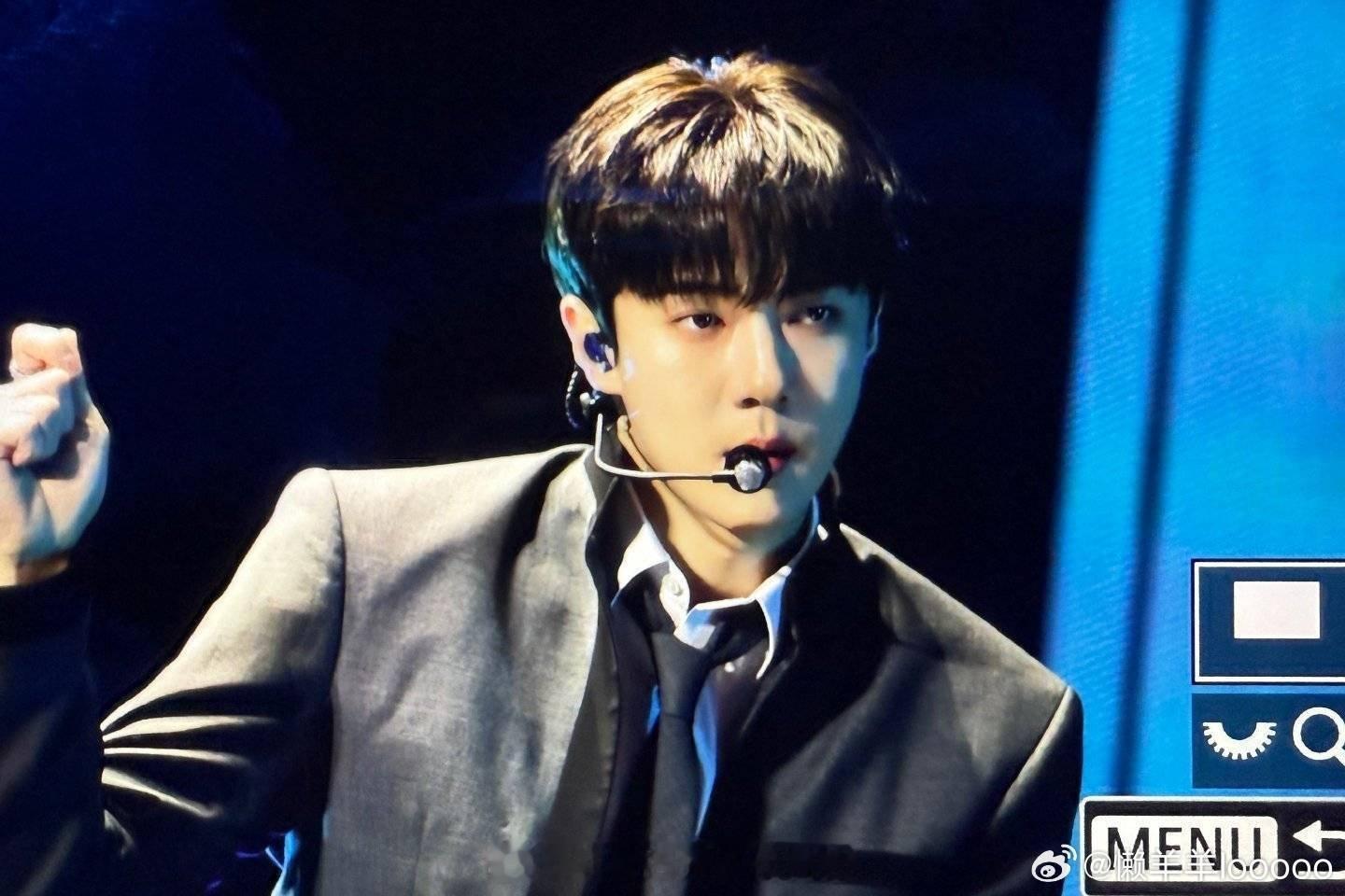 EXO见面会舞台别的不说，吴世勋还是很帅的 