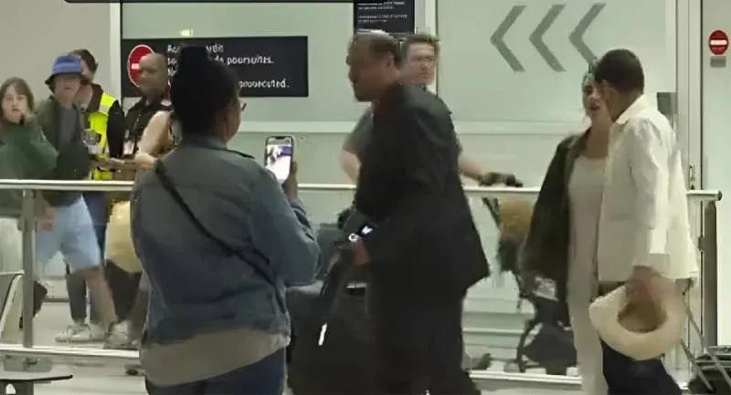 第一批从尼日尔撤离的法国人抵达巴黎 来自非洲尼日尔的第一架撤侨飞机降落在巴黎机场