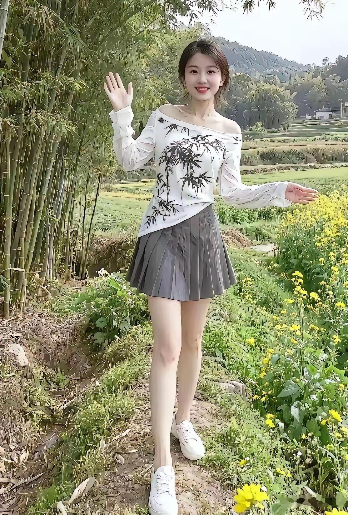 这位姑娘在花田里打招呼呢！