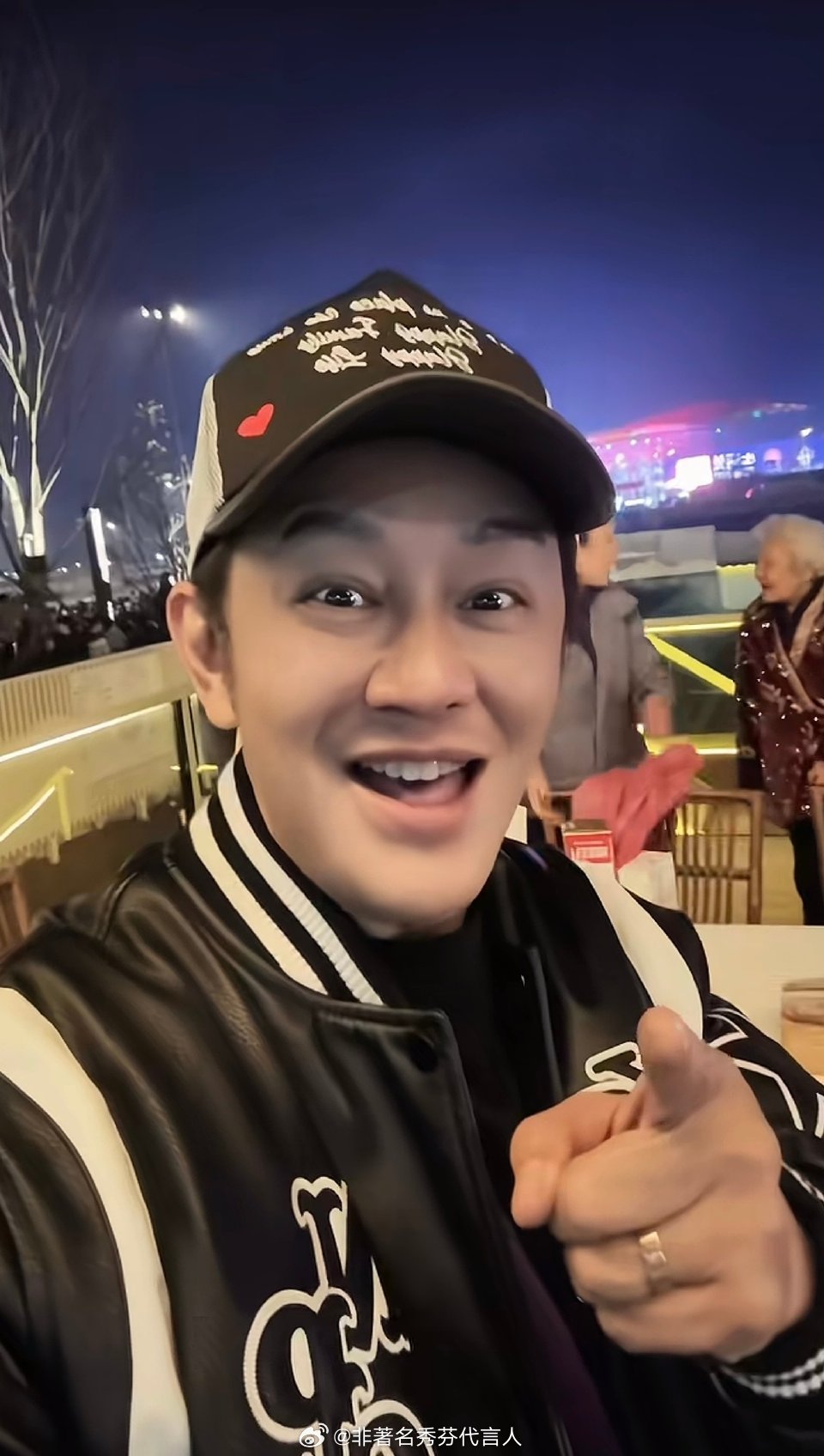 陈浩民夫妇撤离阿联酋现在什么情况不知道吗？这些艺人怎么都爱往这些地方跑，真的搞不