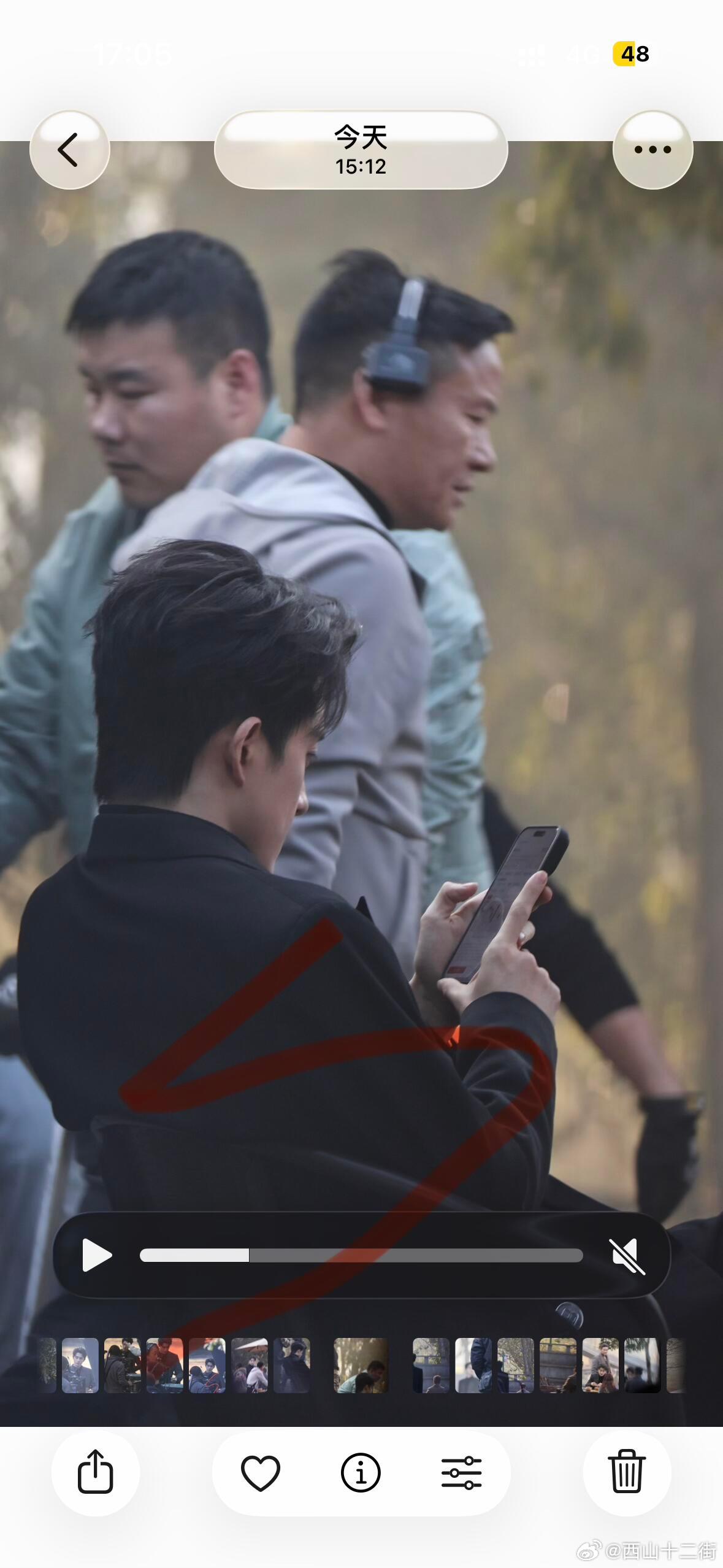 敖瑞鹏被拍到拍戏休息期间看股票 