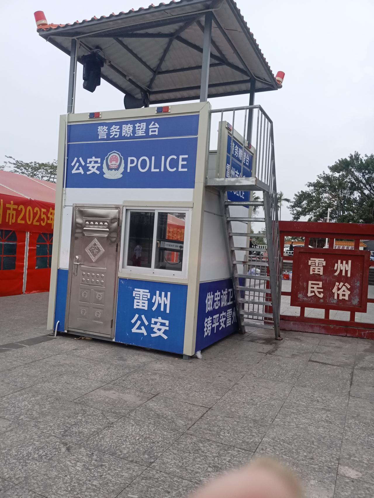 雷州公安在南湖广场设置岗哨，保证晚上广场群众活动安全