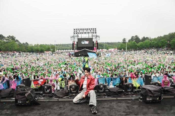 任豪去了周震南演唱会爷青回啊，任豪出现在了周震南演唱会上，谁懂这一幕的含金量，两