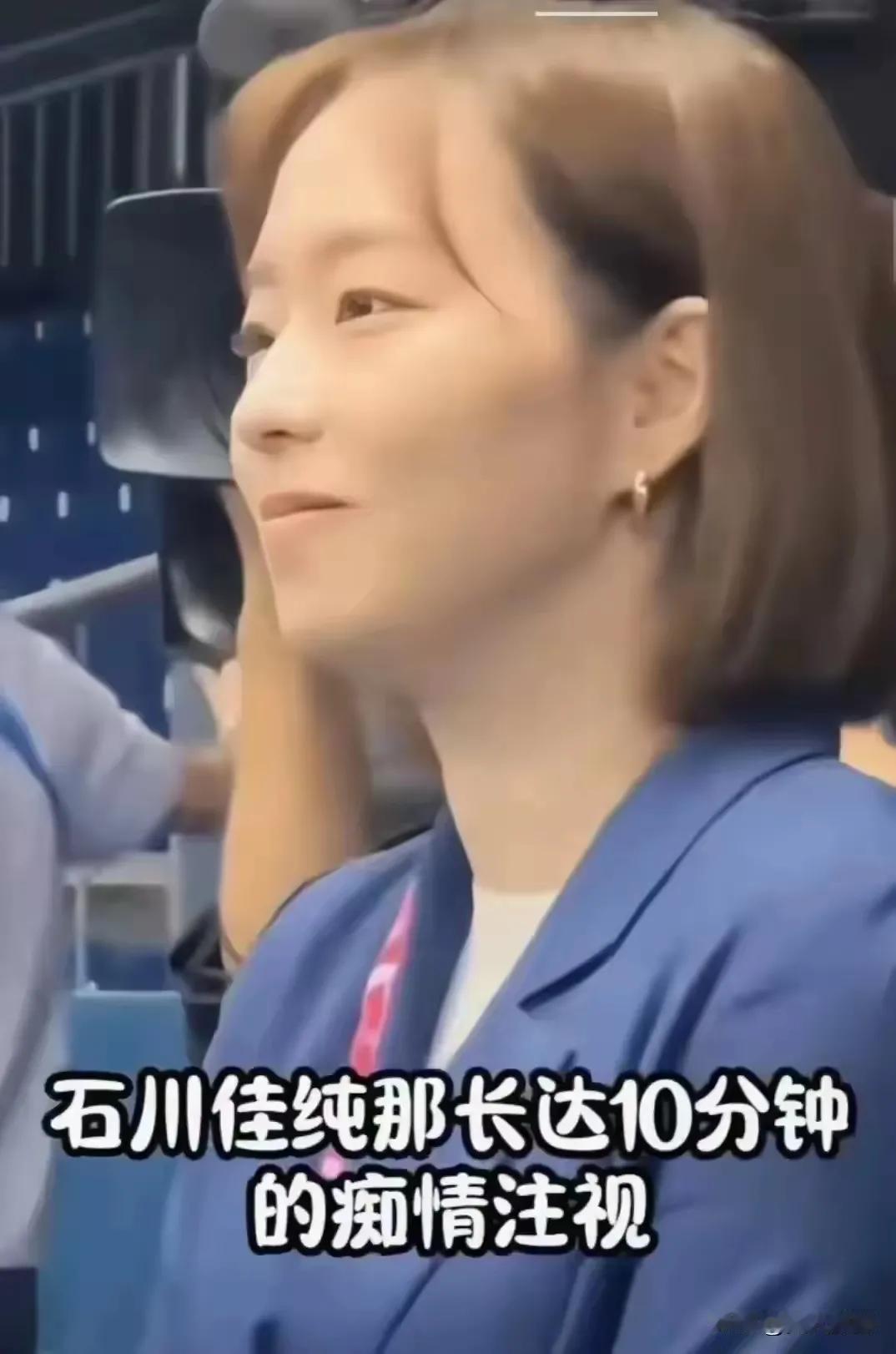 石川佳纯对马龙的感情看似美妙，实则繁杂。她流露出对马龙的倾慕之情，然而她参拜供奉