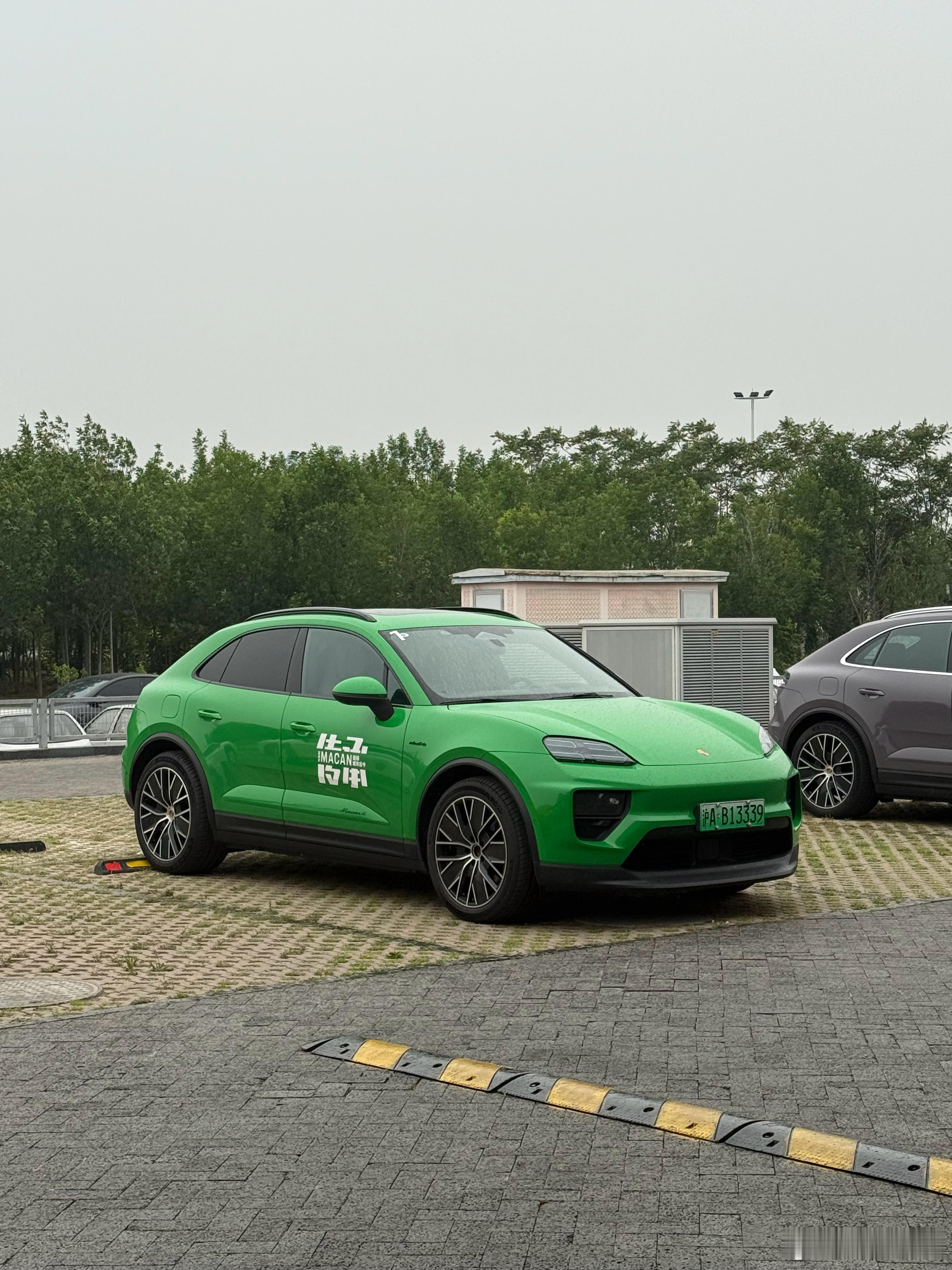 一个冷知识：图片里这两个Macan EV车漆颜色，每个的价格是89900元保时捷