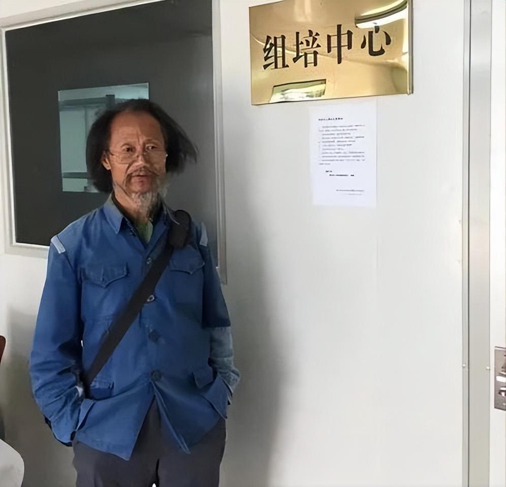 1998年，大学教授何家庆来到深山调研。由于过于饥饿，于是就向村民讨吃的。不料，