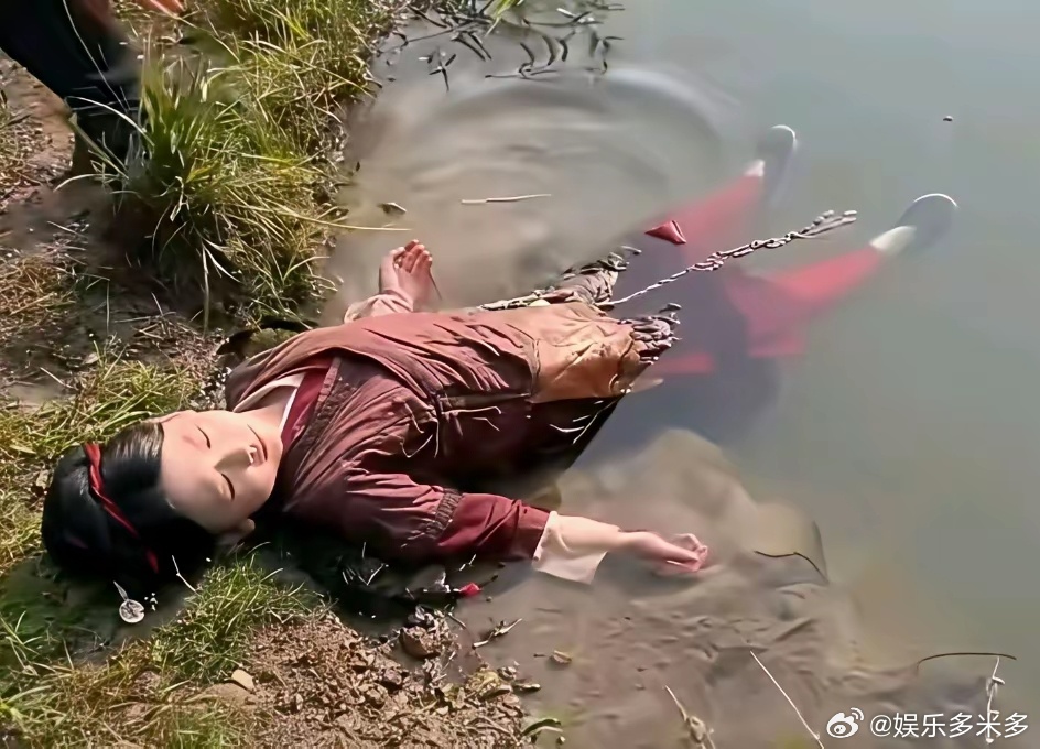 演员拍下水戏，下身居然要用保鲜膜裹起来？！我不禁好奇这能起到什么作用？ 