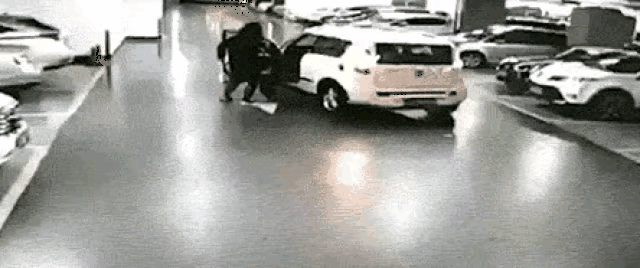 这女的驾驶证是怎么拿到手的呢？竟然把自己垫车轮下了！难道没学会驾驶技术？还是没学