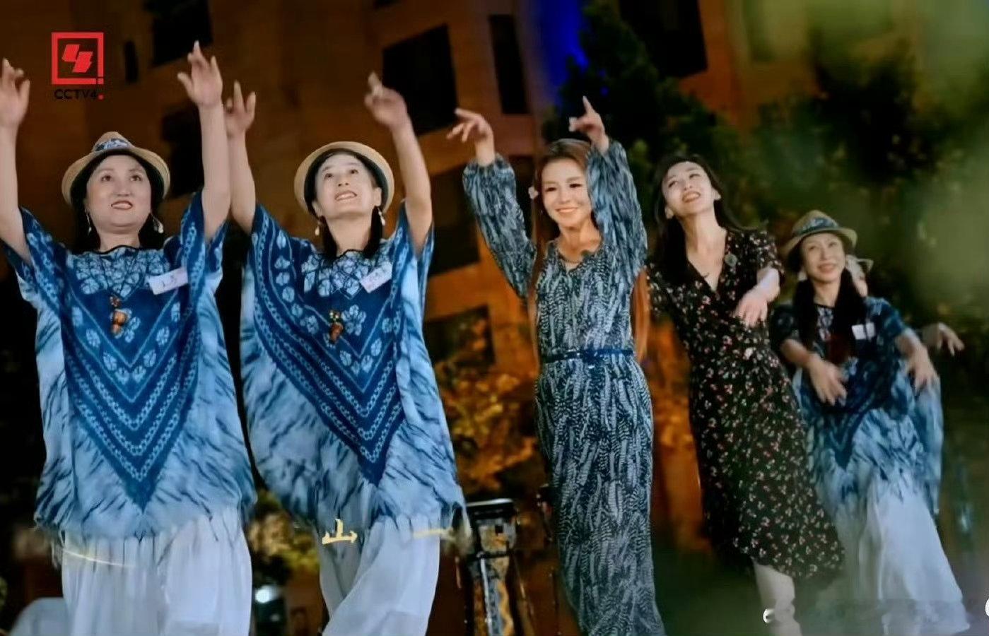 总台银发综艺主题曲太上头！跟着"花开团"的节奏，一起奔赴山海间的诗意与远方～ 