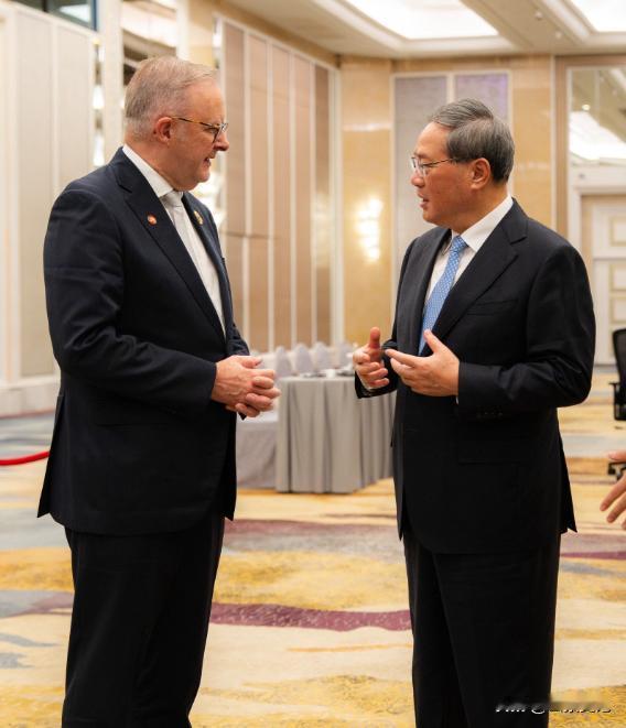 当地时间10月27日，中国国务院总理李强在马来西亚吉隆坡会见澳大利亚总理阿尔巴尼