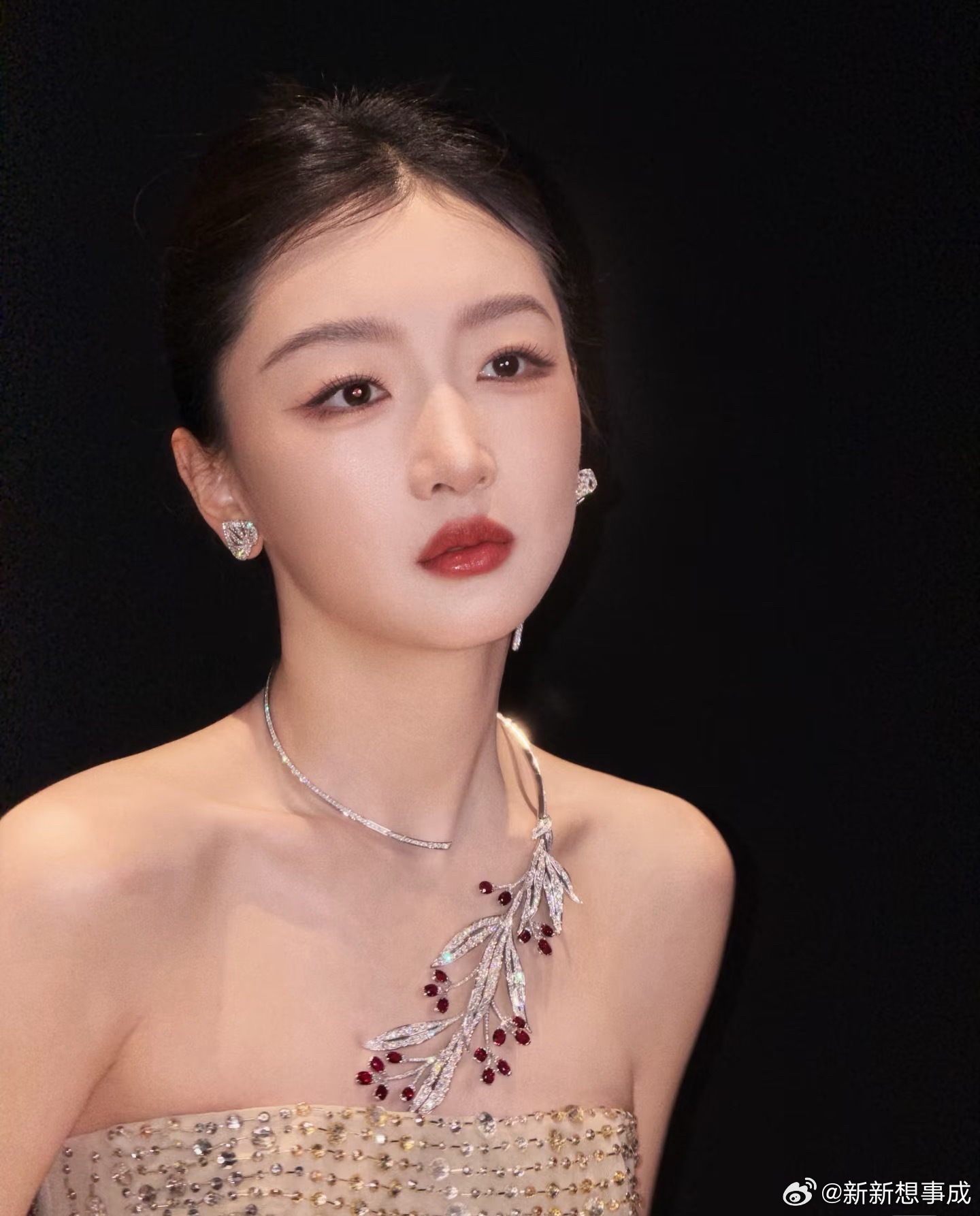 周冬雨美的很干净很高级。 