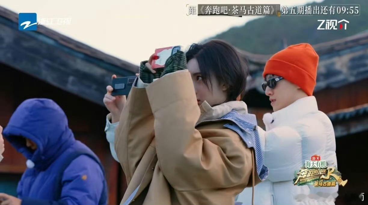 孟子义给李昀锐拍日照金山合影  孟子义的贴心服务，李昀锐的快乐体验。期待精彩继续