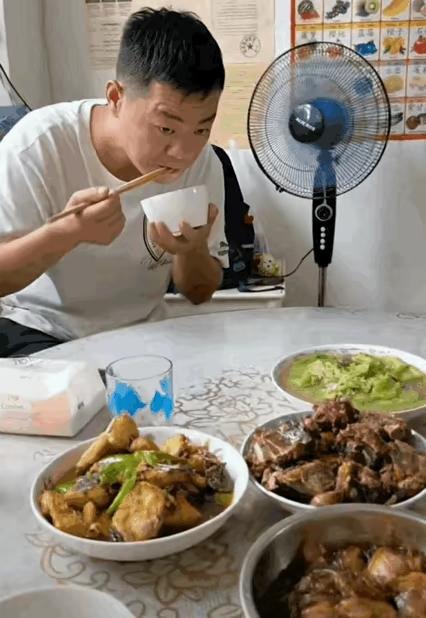 哈哈[大笑]上门女婿，胆小[捂脸]