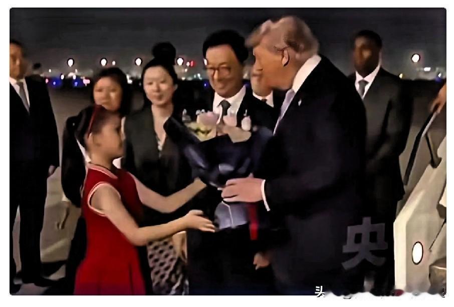 在昨晚的迎接仪式中
最令我感动的不是整齐划一的仪仗队
也不是现场热情的欢迎人群，