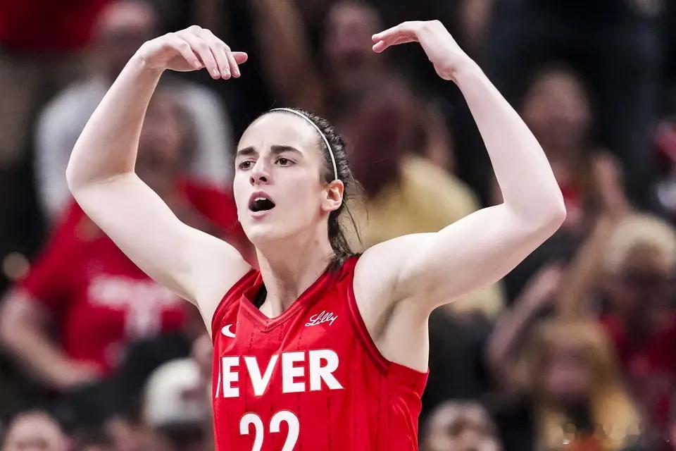 美媒Basketball Forever列举了本赛季凯特琳-克拉克的三分数据。本