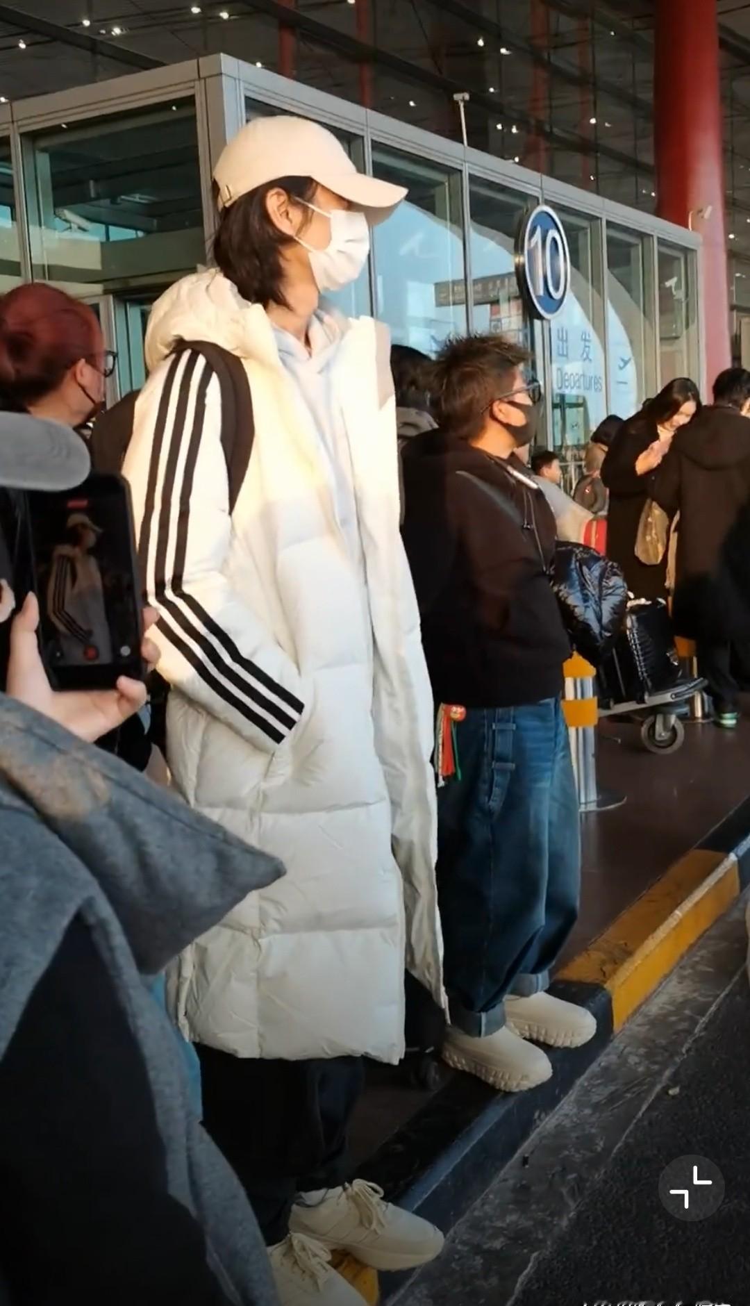 陈晓留长发演新剧，网友直呼“这造型太对味了”！
白T配鸭舌帽，慵懒又随性，整个人