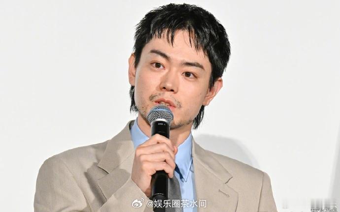#菅田将晖拍戏吃太多胖了7公斤# 苏打最近在活动里透露拍摄用餐场景，因为饮食太好